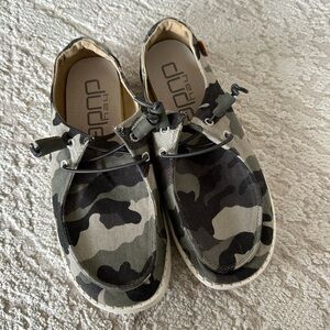 Like new camo Hey dude loafers